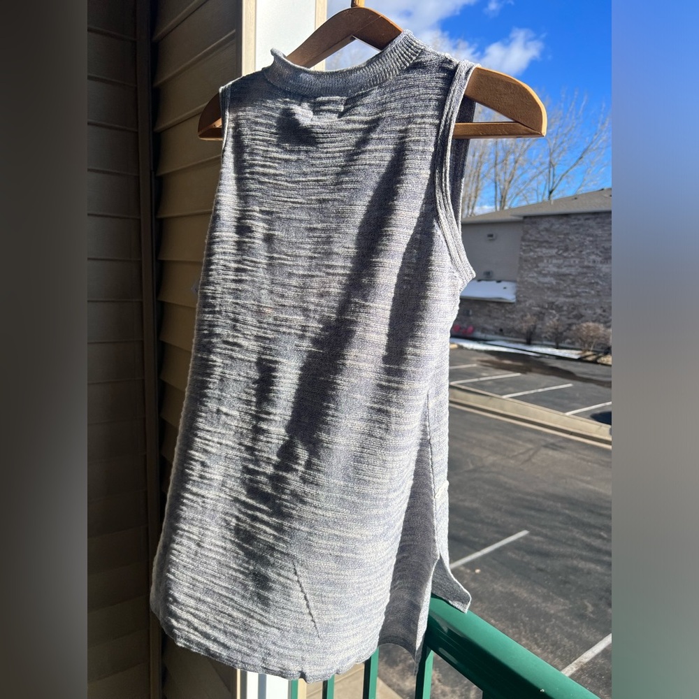 🆕 Grey White Tunic Top Tank Sleeveless Crew Neck Side Slit Size M - Picture 5 of 10